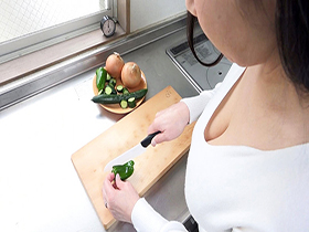 J-cup爆乳おっ母さん、欲求不満につき、隣の若い男を連れ込む。佳代子(54歳) サンプル動画サムネイル